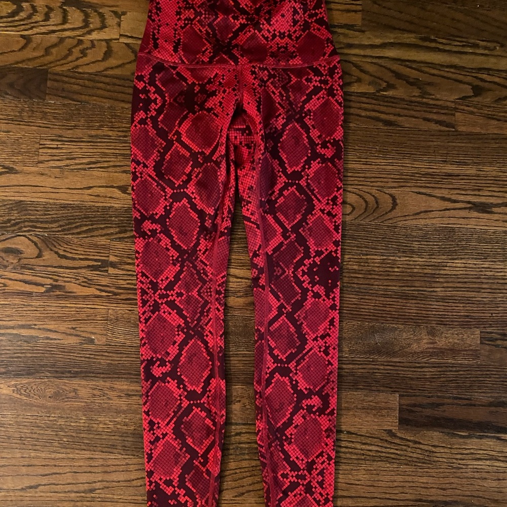 Lululemon size 6 Wunder Under leggings
